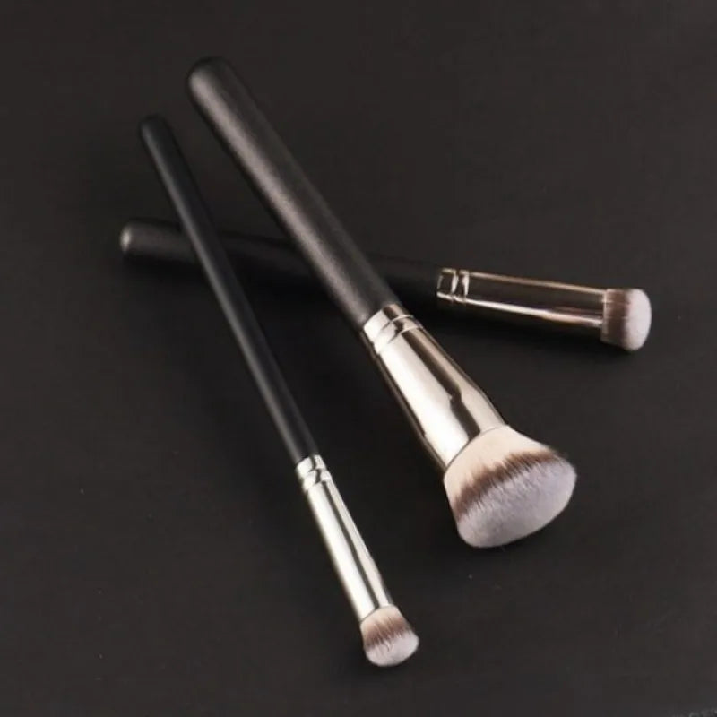 Kit com 3 Pincéis de Corretivo – Tamanhos Pequeno, Médio e Grande | Pincéis Profissionais para Corrigir e Cobrir Acne, Manchas e Olheiras