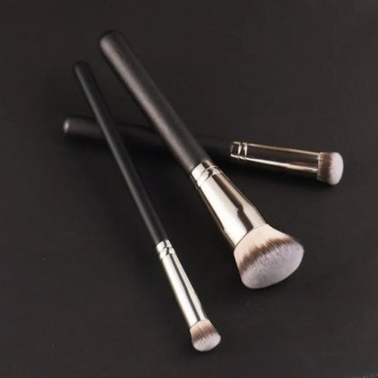 Kit com 3 Pincéis de Corretivo – Tamanhos Pequeno, Médio e Grande | Pincéis Profissionais para Corrigir e Cobrir Acne, Manchas e Olheiras