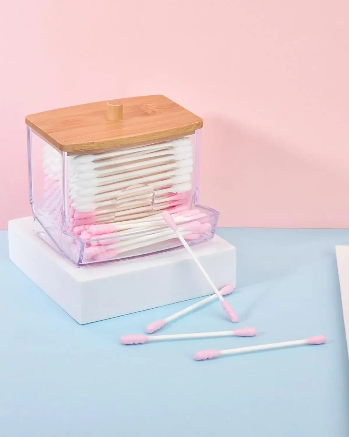 Porta Cotonetes com Tampa de Bambu – Dispensador de Cotonetes | Recipiente Transparente em Plástico com Tampa de Bambu | Organizador para Casa de Banho